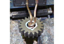 Smršťovací montáž ocelového ozubeného kola na hřídel motoru