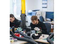 Automobilinių įkroviklių plokščių mechaninis surinkimas